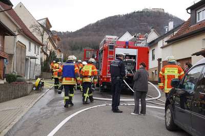 Beuren Balzholz: Brennender Esstisch verursacht strake Rauchentwicklung aus einem unbewohnten Haus 